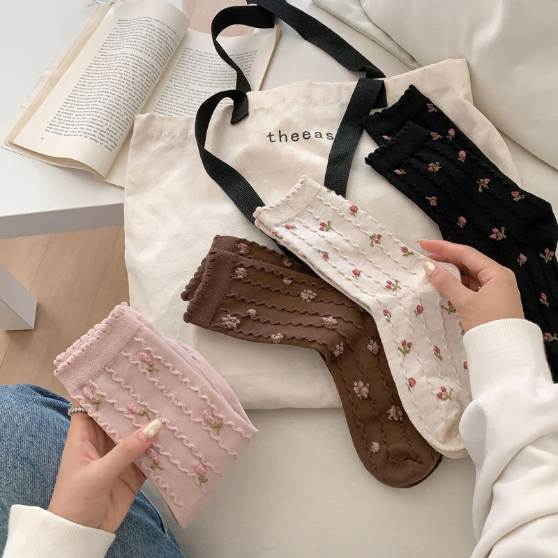 Lässige Blumenstrümpfe