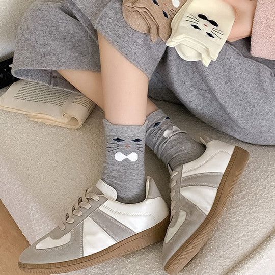 Lässige Socken mit Katzenmuster