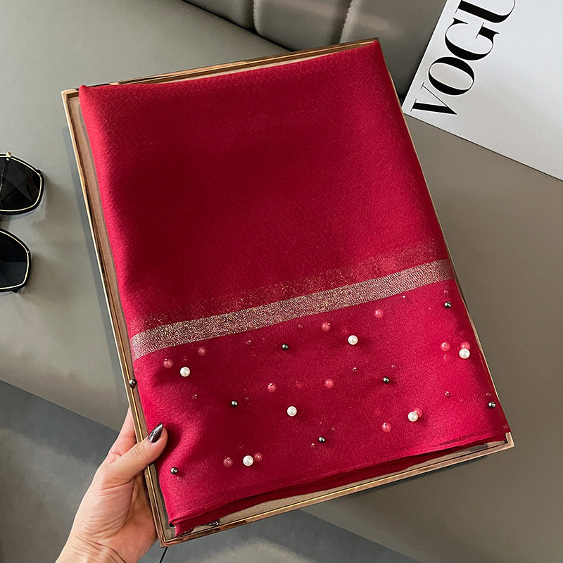 Eleganter Deckenac h mit Perlen verziert