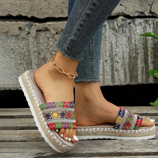 Ethnisch inspirierte Plateau-Pantoffeln