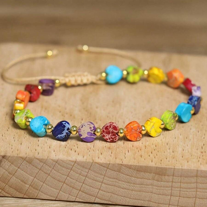 Büschel aus bunten Boho-Armbändern