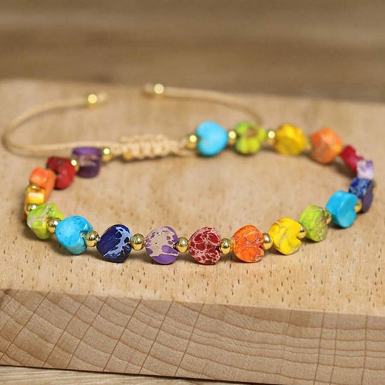 Büschel aus bunten Boho-Armbändern