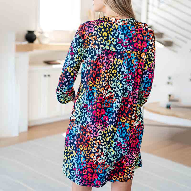 Lässiges buntes Kleid