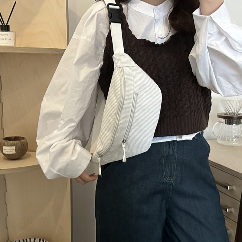 Entspannter farbenfroher Schultertasche