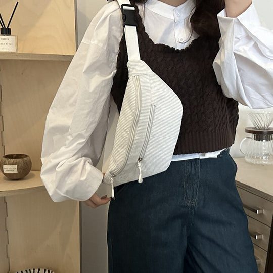 Entspannter farbenfroher Schultertasche