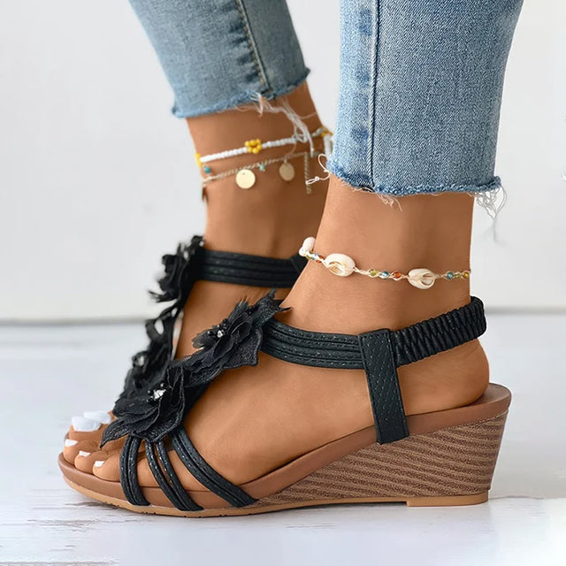 Florale Dekorative Keil-Sandalen