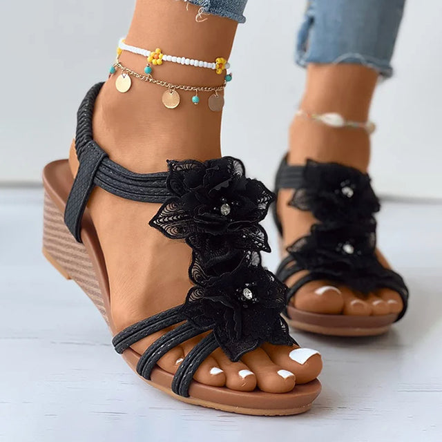 Florale Dekorative Keil-Sandalen