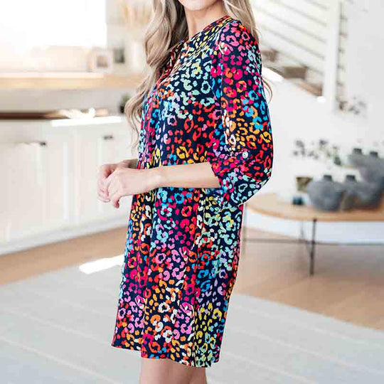 Lässiges buntes Kleid