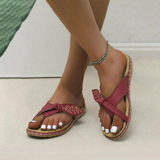 Bequeme flache Sandalen für den Strand