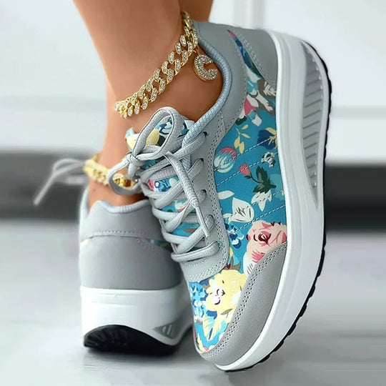 Plateausneaker mit Blumenmuster