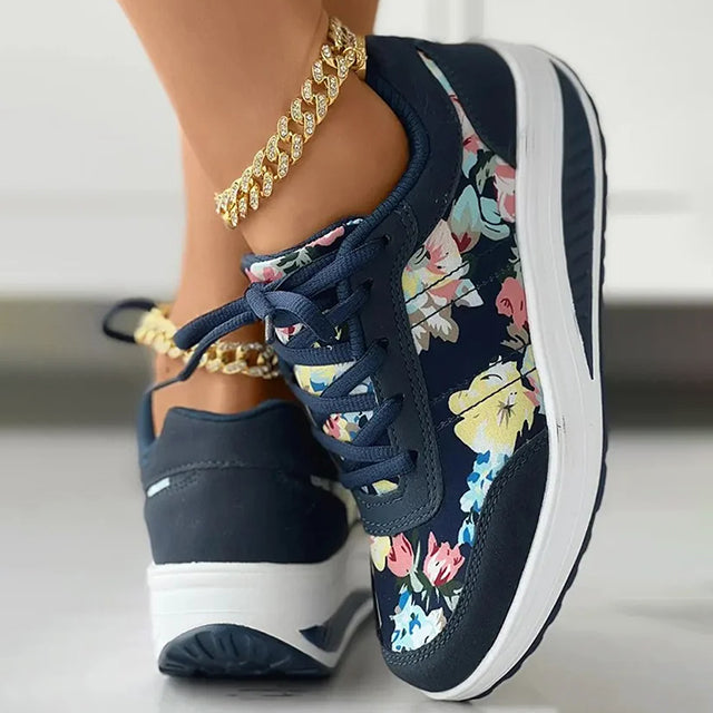 Plateausneaker mit Blumenmuster