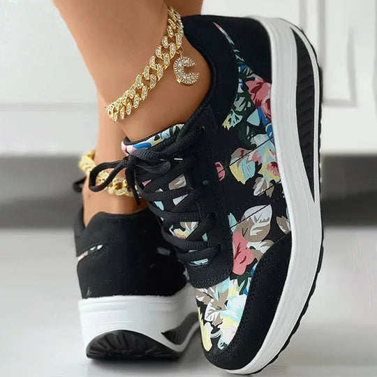 Plateausneaker mit Blumenmuster