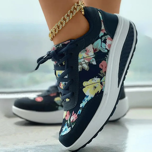 Plateausneaker mit Blumenmuster