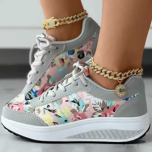 Plateausneaker mit Blumenmuster