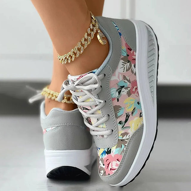 Plateausneaker mit Blumenmuster
