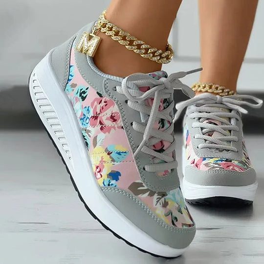 Plateausneaker mit Blumenmuster