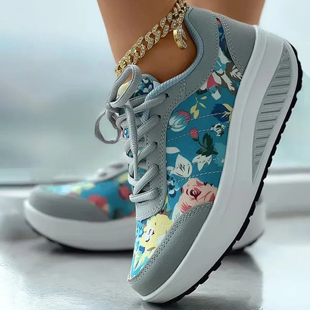 Plateausneaker mit Blumenmuster