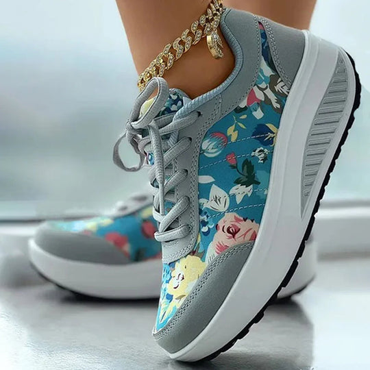 Plateausneaker mit Blumenmuster
