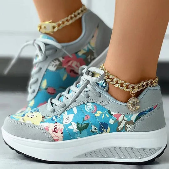 Plateausneaker mit Blumenmuster
