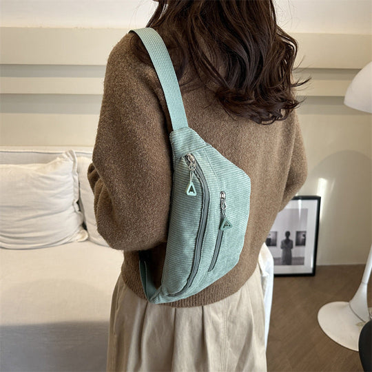 Entspannter farbenfroher Schultertasche