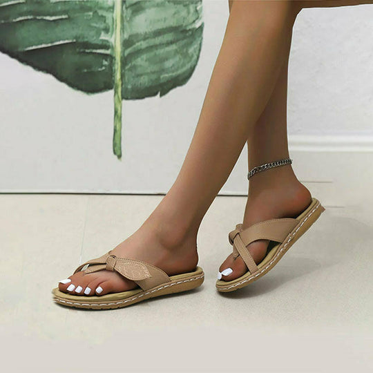 Bequeme flache Sandalen für den Strand