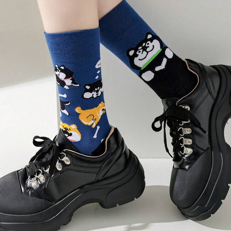 Asymmetrische Socken mit Tierdruck