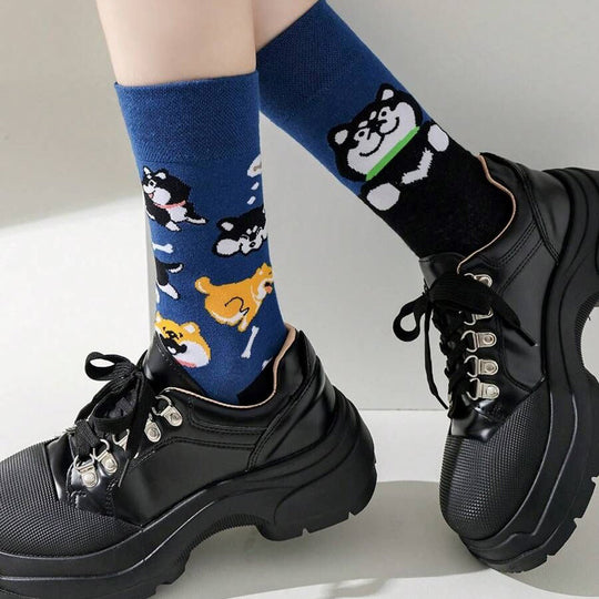 Asymmetrische Socken mit Tierdruck