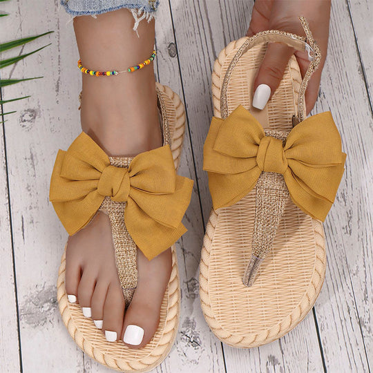 Flipflops mit Schleifen im Badeurlaub-Stil