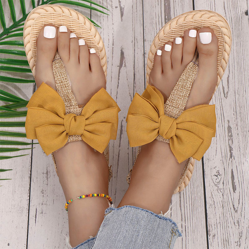 Flipflops mit Schleifen im Badeurlaub-Stil