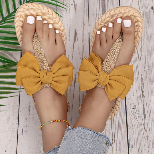 Flipflops mit Schleifen im Badeurlaub-Stil