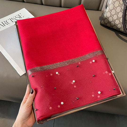 Eleganter Deckenac h mit Perlen verziert