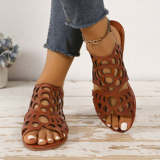 Sandalen mit flachen, geschnitzten Ethno-Designs