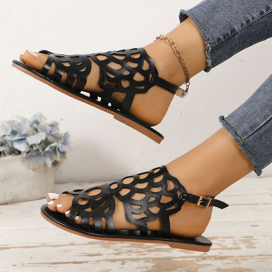 Sandalen mit flachen, geschnitzten Ethno-Designs