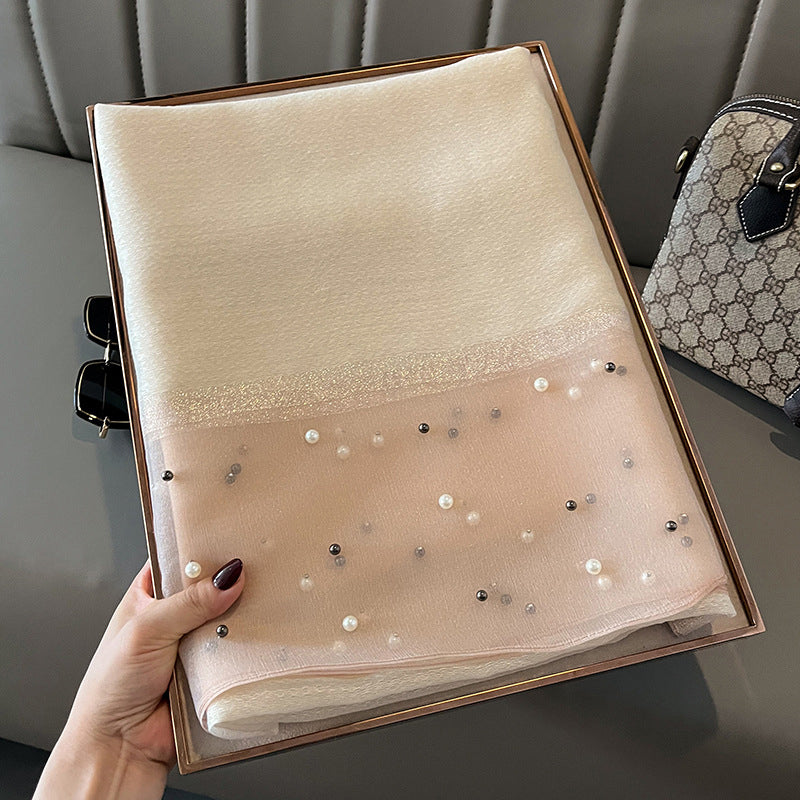 Eleganter Deckenac h mit Perlen verziert