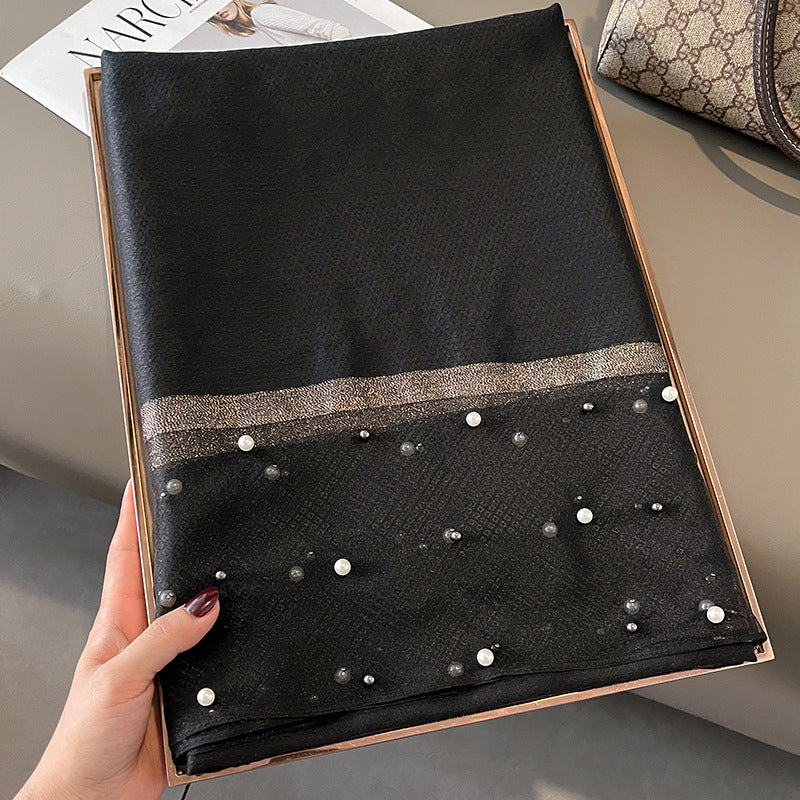 Eleganter Deckenac h mit Perlen verziert