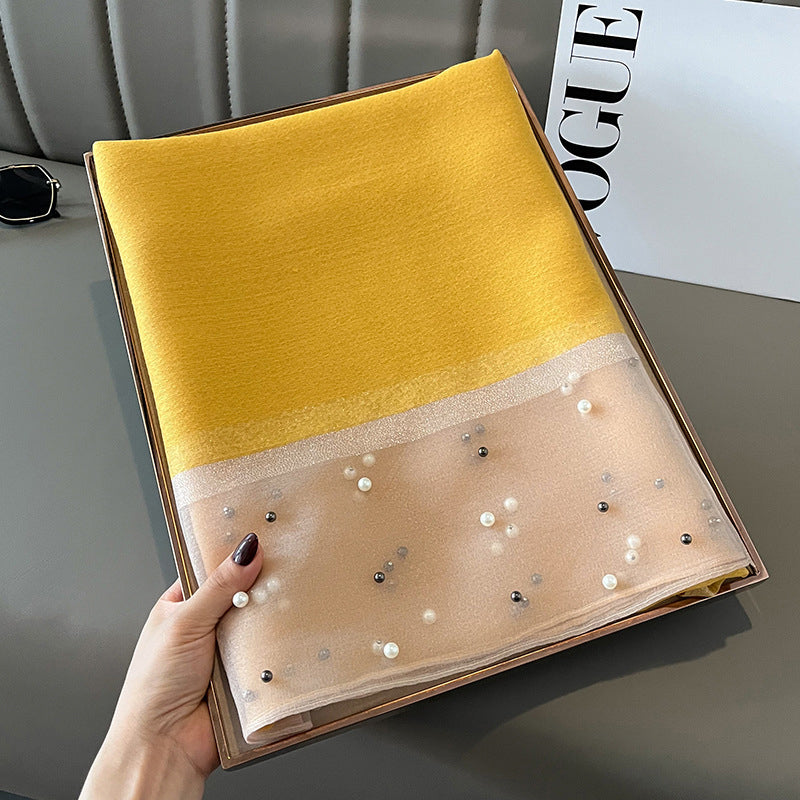 Eleganter Deckenac h mit Perlen verziert