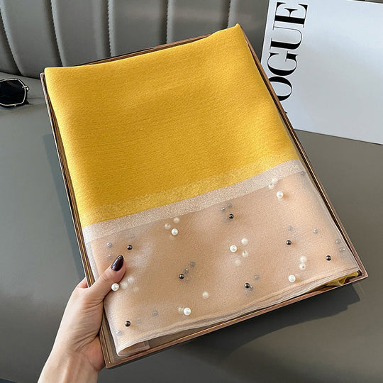 Eleganter Deckenac h mit Perlen verziert