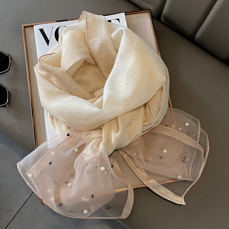 Eleganter Deckenac h mit Perlen verziert