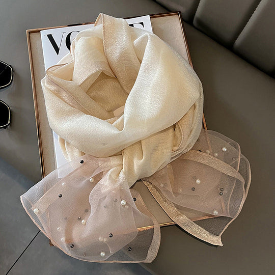 Eleganter Deckenac h mit Perlen verziert