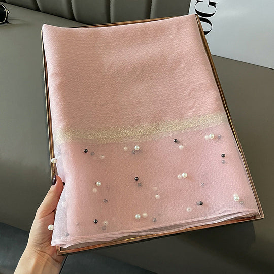 Eleganter Deckenac h mit Perlen verziert