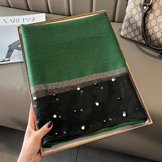 Eleganter Deckenac h mit Perlen verziert