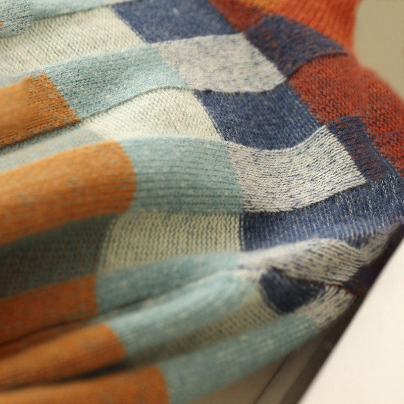 Gestreifter Pullover mit buntem Karo-Muster