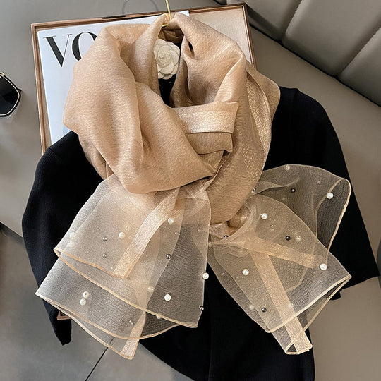 Eleganter Deckenac h mit Perlen verziert