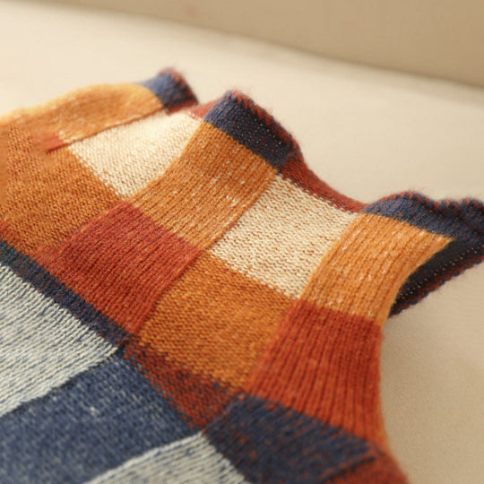 Gestreifter Pullover mit buntem Karo-Muster