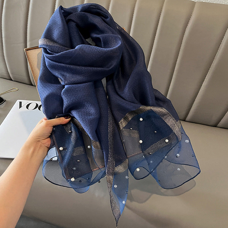 Eleganter Deckenac h mit Perlen verziert