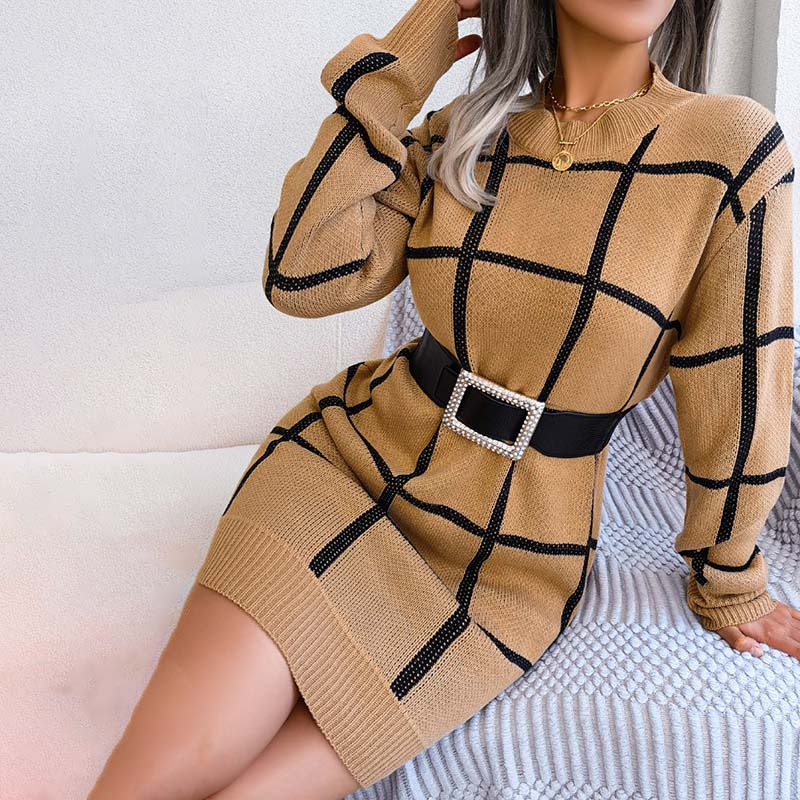 Lässiges gestricktes kariertes Kleid