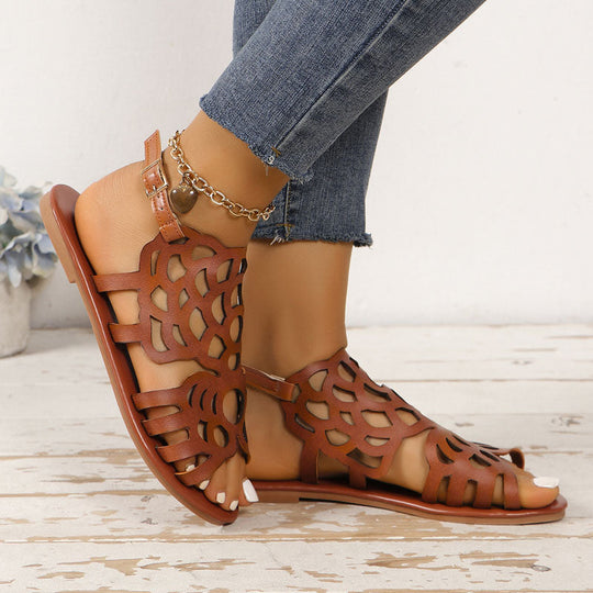 Sandalen mit flachen, geschnitzten Ethno-Designs