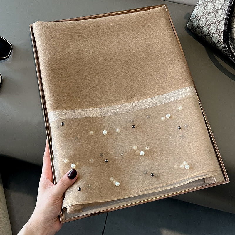 Eleganter Deckenac h mit Perlen verziert