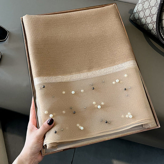 Eleganter Deckenac h mit Perlen verziert