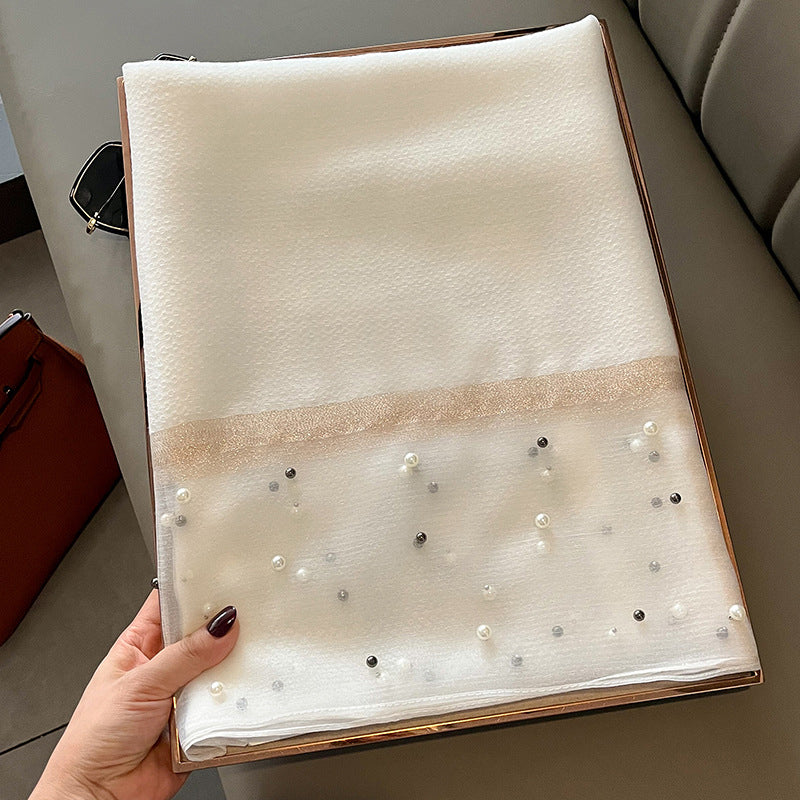 Eleganter Deckenac h mit Perlen verziert